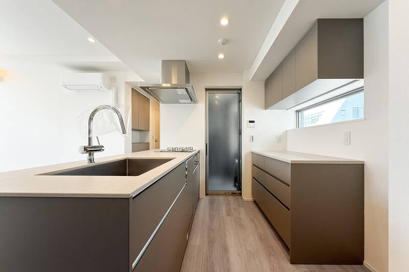 食洗機、3口ガスコンロ、グリルを完備。カップボードの横が冷蔵庫置き場です。