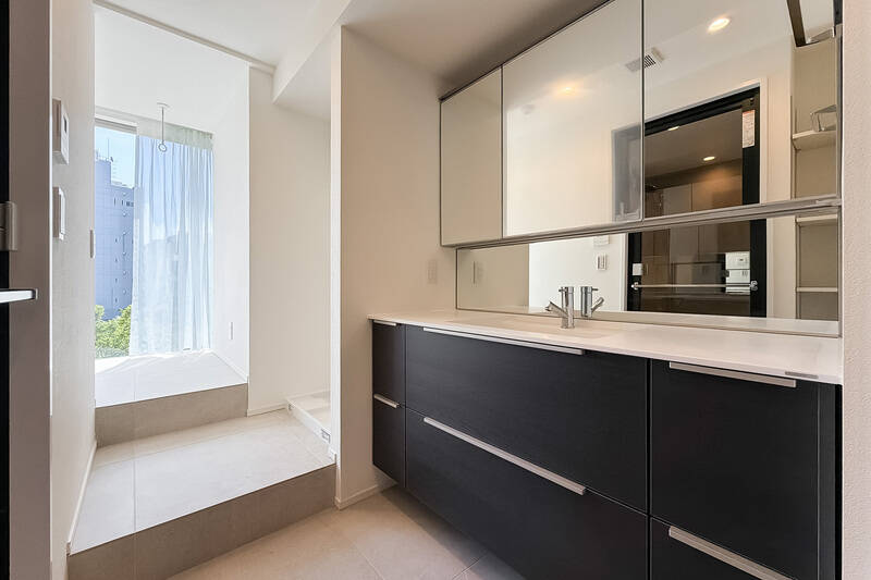 洗面脱衣室に入ると…… たっぷりの自然光！ 一段上に洗濯機置き場。さらに一段先にも空間が広がっています。