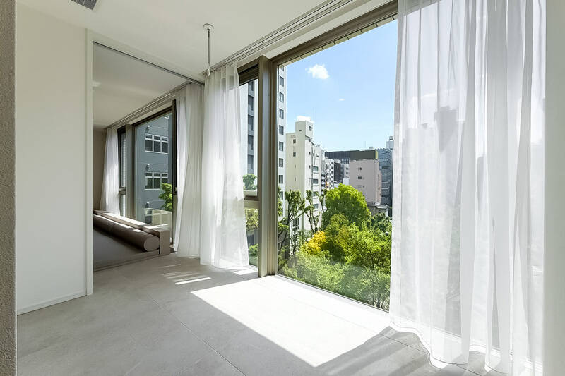 なんと、南東向きの一面が窓になったインナーバルコニーがありました。床から天井まですべて窓なので、その浮遊感たるや言葉では表せません。天井高は身長160cmでも頭をぶつけそうなほどでしたので、長身の方はご注意ください。