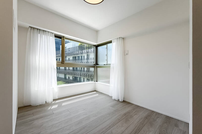 廊下の先に居室がふたつあり、こちらはLDKやインナーバルコニーと同じく南東向き。さすが3面角住戸、コーナーサッシで開放感があります。