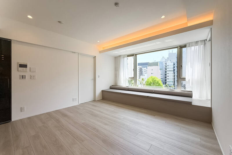 通るたびにハッとするほど美しい窓辺ですね。下がり天井には間接照明が仕込まれ、やわらかな光が室内を包みます。左手の白いドアを開け、3つ目の洋室へ。