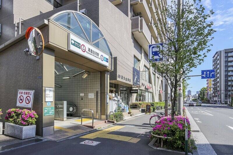 暮らしの舞台は、東京メトロ半蔵門線・都営大江戸線「清澄白河」駅。朝の通勤時間帯は各線で当駅始発電車が出るため、座りながらゆったりと移動できます。（徒歩5分）