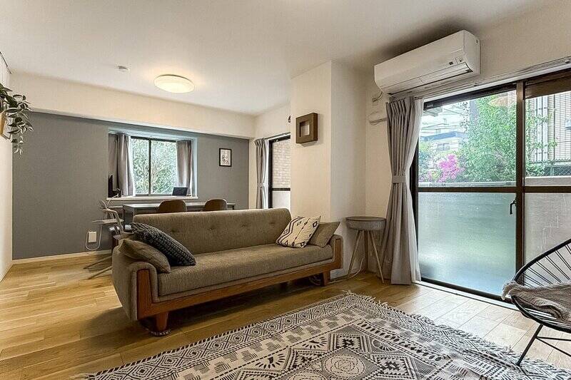 まずは約17帖のLDKからご紹介。南東と北東の二面採光で、パッと明るい印象です。