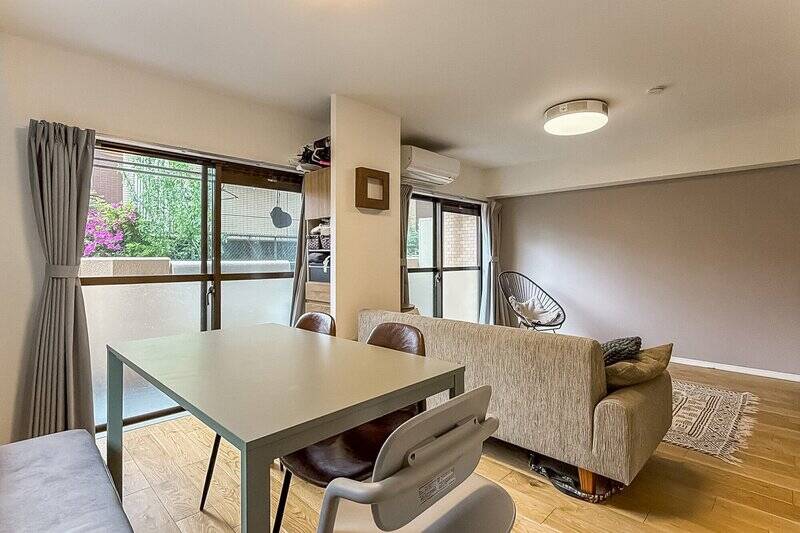 窓際にある柱に見えていたのものは、実は内側がくり抜かれた収納スペース！ 可動棚が備わっており、用途に合わせてカスタマイズできます。