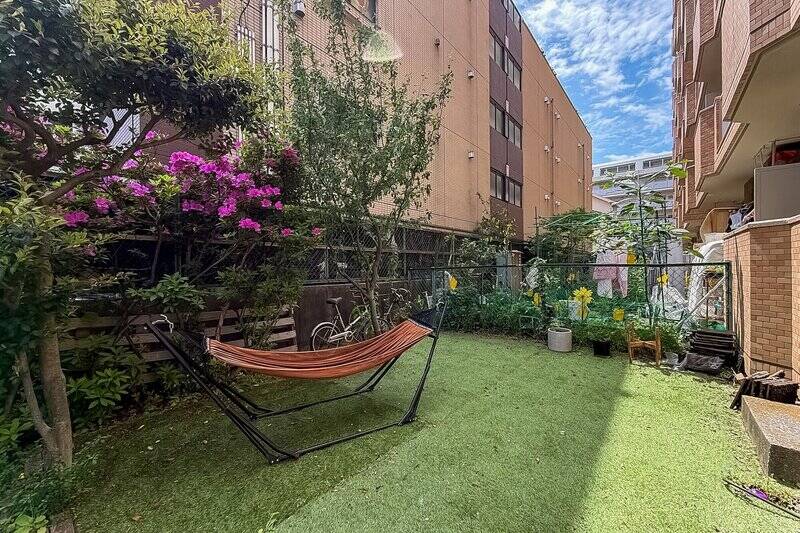 バルコニーのフェンスを越えると、約20㎡の専用庭が広がっています。近くに大きな公園はありますが、自宅でもお子さまと気軽に遊べる環境があるとうれしいですね。