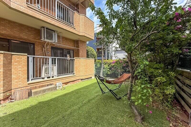 フェンスの向こうには、植栽を挟んで道路があります。隣戸とも背の低いフェンスで仕切られている程度ですので、視線の感じ方などは現地でご確認いただくのがよさそうです。