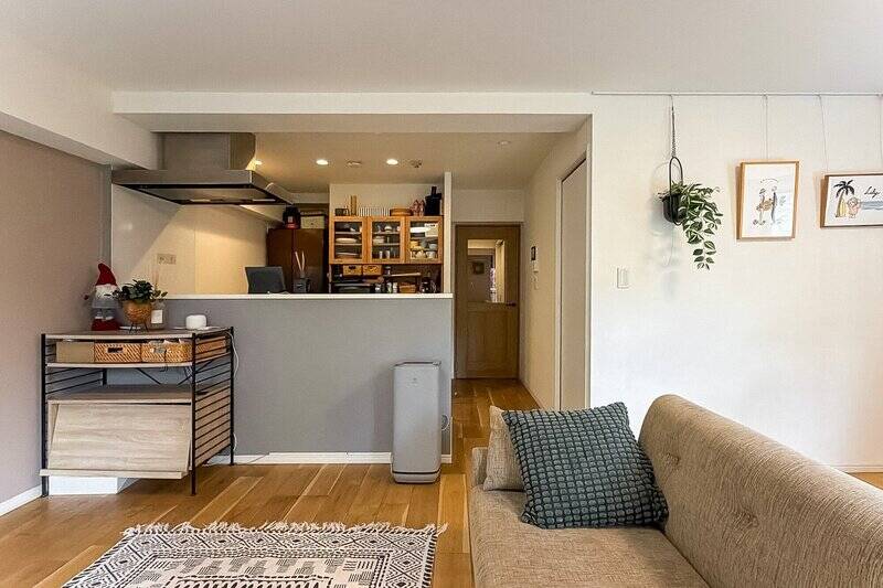 LDKの一部の壁面には、ピクチャーレールが用意されています。お好みの観葉植物やアートを飾ってみてくださいね。では、続いてキッチンをチェック！