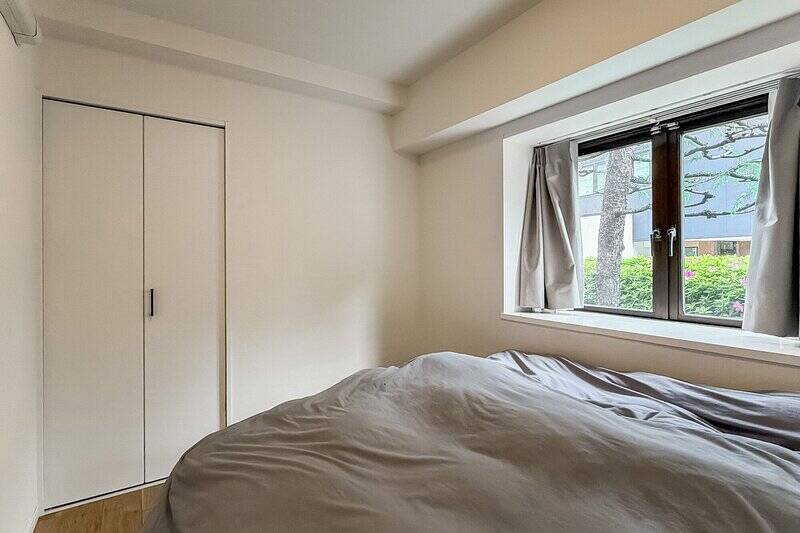 LDKに隣接する洋室A。北東向きの出窓があり、コンパクトな収納が用意されています。