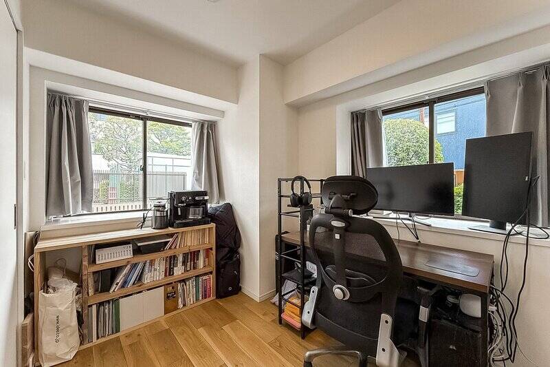 広さは、洋室Aと同じく約4.2帖。北西側の窓は、マンションの地下駐車場へつながるアプローチに面しています。