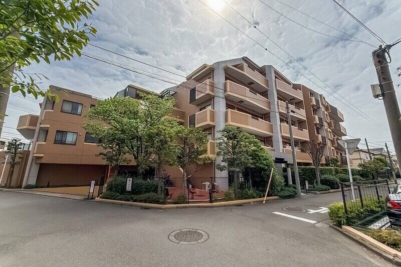 最寄りの「武蔵新城」駅から徒歩8分、1999年に竣工した総戸数47戸の建物。オートロック・宅配ボックス付きで、セキュリティや設備面も充実しています。