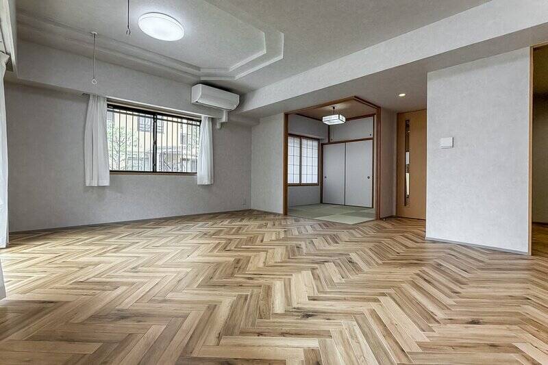 窓を背にしてもう一枚。南と西の二面採光で、日中は照明なしでも明るい空間です。