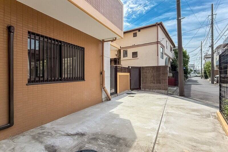 こちらは専用駐車場。ハイルーフ車も駐車可能で、お気に入りの愛車とともに暮らすことができますよ。