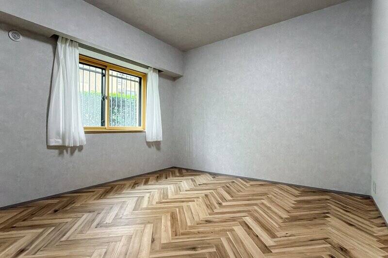 まずは約7.2帖の洋室A。写っていませんが、収納として折れ戸2枚分のクローゼットが備わっています。