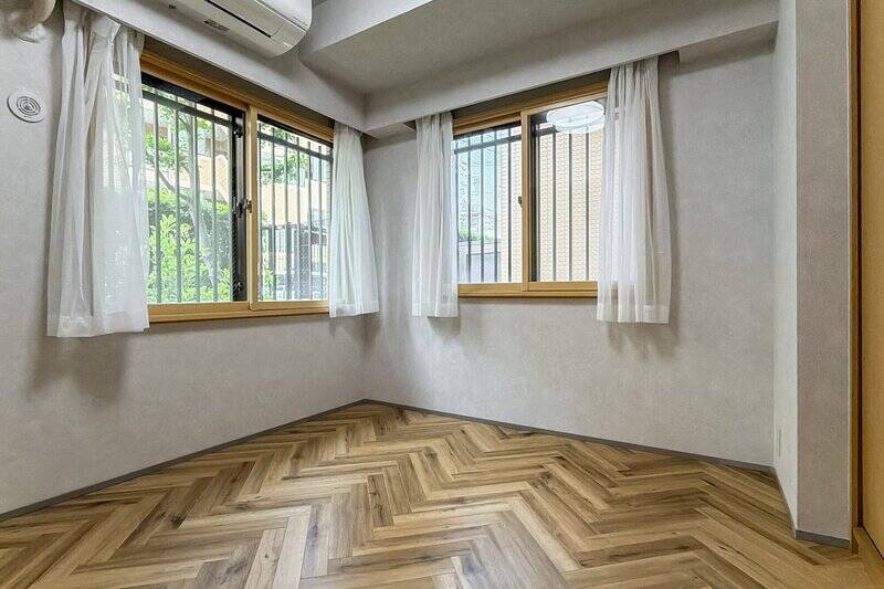 続いて、約5.3帖の洋室B。エアコン1台とコンパクトな収納を設置済みです。