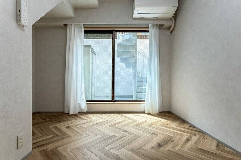 洋室Cは南向き。サンクンガーデン（中庭）に面しており、窓からやわらかな光が差し込みます。