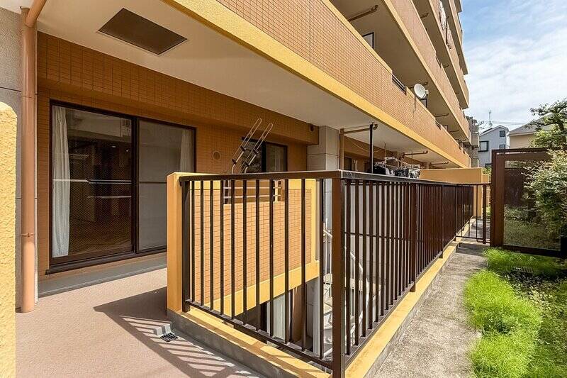 LDKの掃き出し窓の先には、バルコニーと緩くつながる庭スペースが。中央にある螺旋階段で、外からB1階へアクセスすることも可能です。