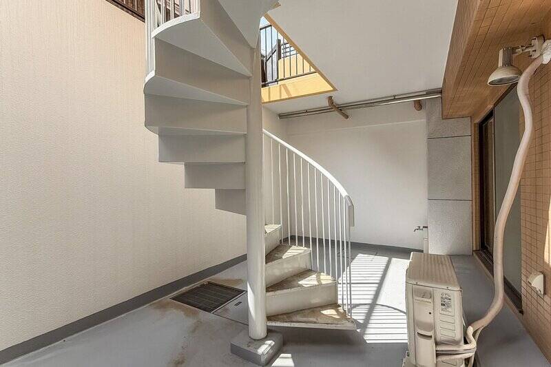 螺旋階段は、先ほどご紹介した1階部分のバルコニーと専用庭につながっています。中庭は水栓付きで、大きな物置も設置されていますよ。