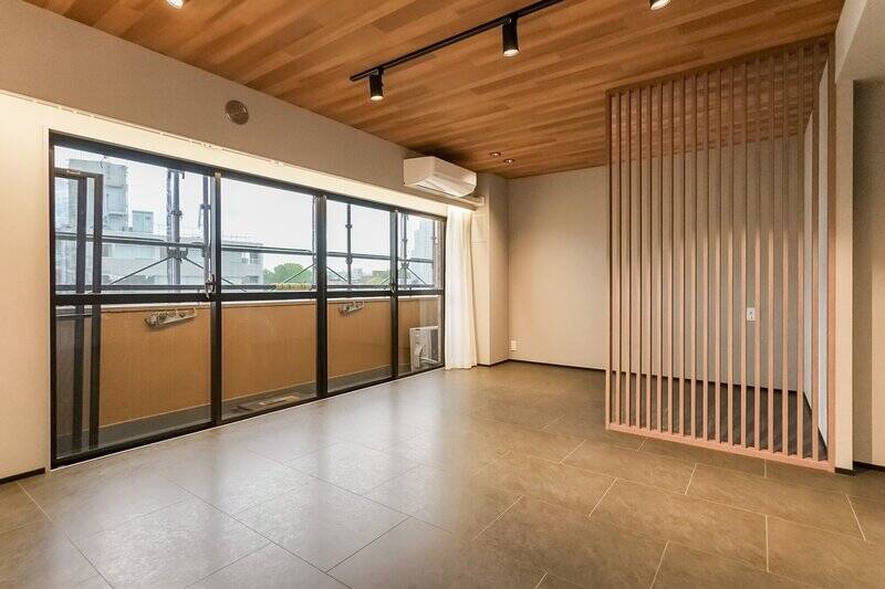 広さは約15.6帖。間口が広く、4枚分の窓が設けられており、明るく開放感があります。