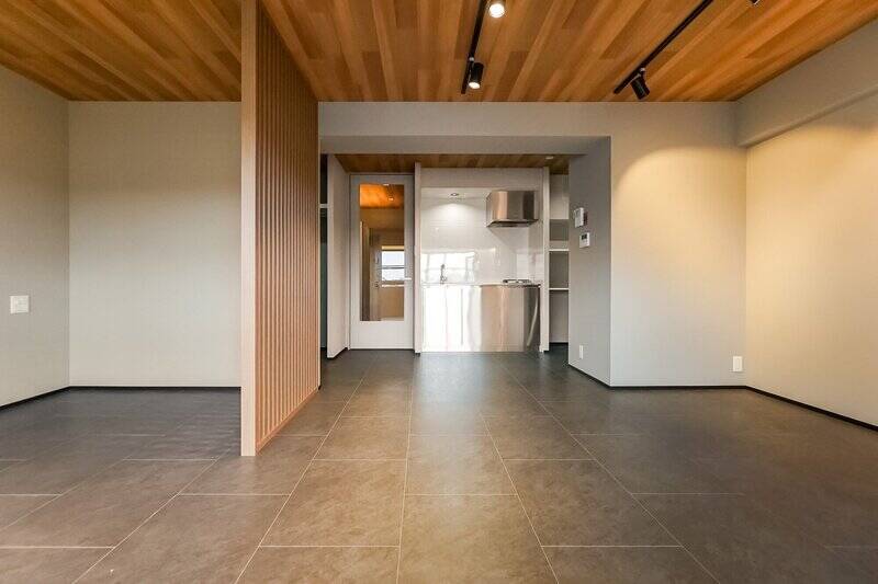 大きなワンルームで、廊下との間以外は間仕切り扉がありません。ひとつながりの空間だからこそ、家具のサイズ選びや配置の自由度も高そうです。