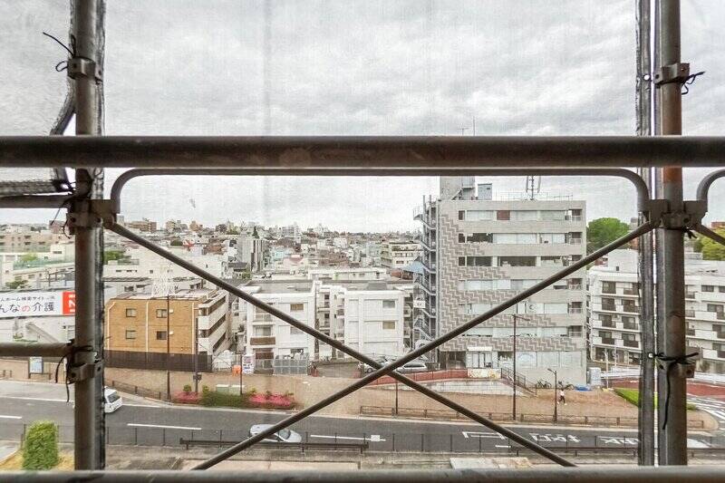 大規模修繕工事中で足場がかかっていますが、眺望のよさは感じられます。目の前には山手通りがあり、人や車の往来に伴う音はそれなりに聞こえました。