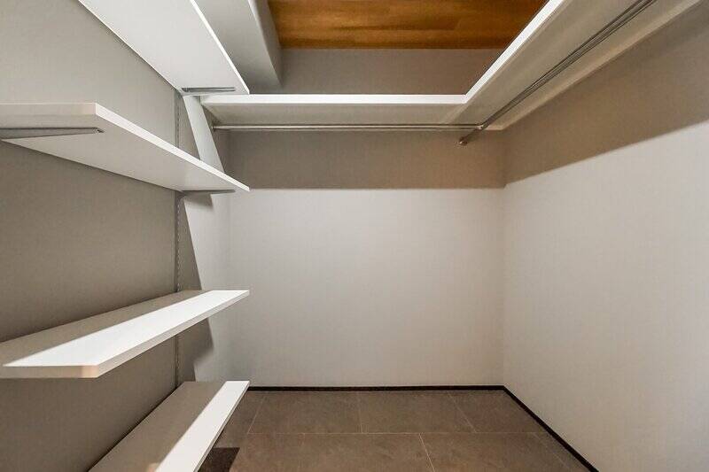 L字の枕棚にハンガーパイプが設けられており、洋服類をまとめて掛けることができます。