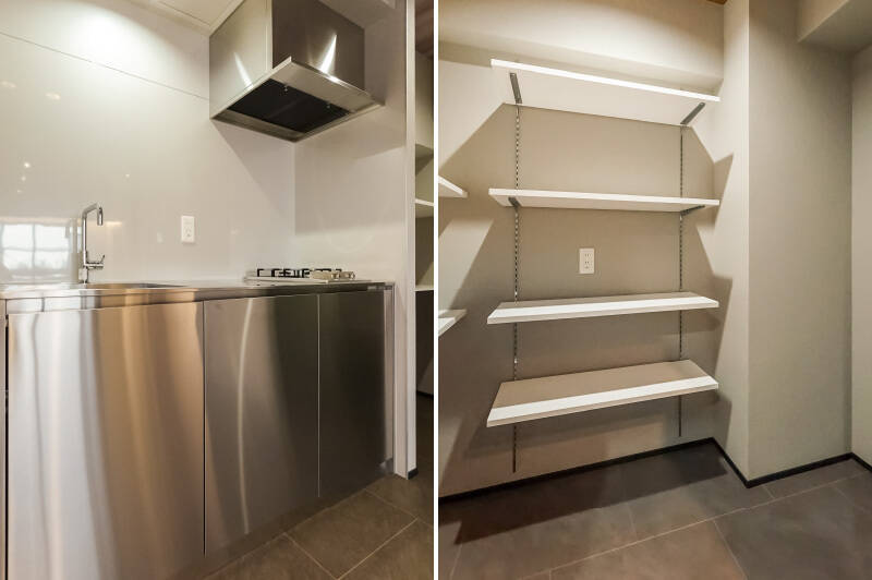 <b>左・</b>本体から設備機器までステンレスで統一されたキッチン。扉の内側やキャビネット内部まで同素材で仕上げられています。／<b>右・</b>キッチンのすぐ横には可動棚付きのパントリー。コンセントも複数備わっており、家電をまとめて収納できます。