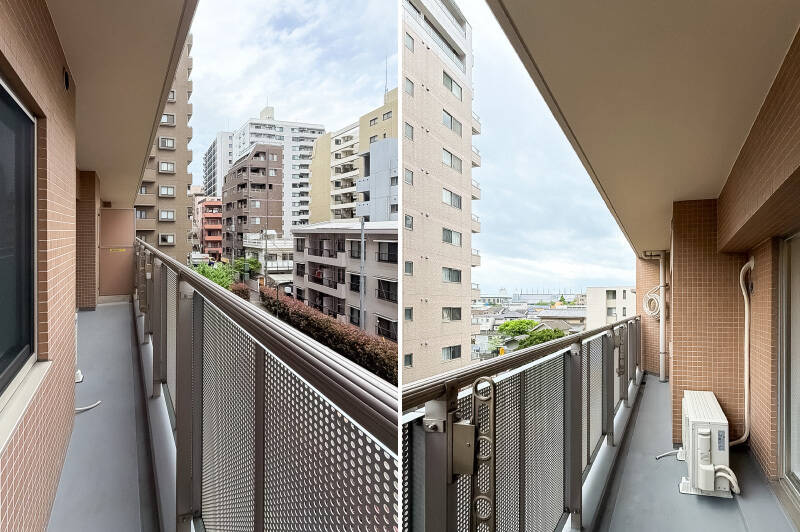 物干し金具付きのバルコニー。ワイドスパンで、後ほどご紹介する洋室Aの前まで伸びています。手すり部分がメッシュなので、足元まで陽が届きますよ。