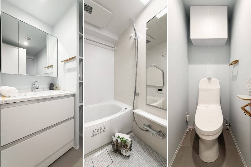 <p><b>左・</b>シンプルな質感の洗面台。鏡の裏や下部だけでなく横にも収納を設け、使い勝手もこだわっています。／<b>中央・</b>浴室乾燥機付きのバスルーム。／<b>右・</b>廊下からアクセスするトイレ。吊り戸棚付きです。</p>