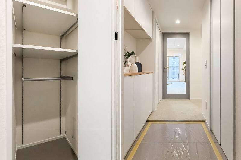 <b>左・</b>ベビーカーを畳んで置ける広さの収納が。棚板は可動式なので、ブーツなど背の高いものもすっきりしまっていただけます。／<b>右・</b>玄関の飾り棚はお気に入りのアートや季節の花で、ぜひアレンジを。帰宅のたびに、住まいの「こだわり」を一番に感じられる場所になりそう。