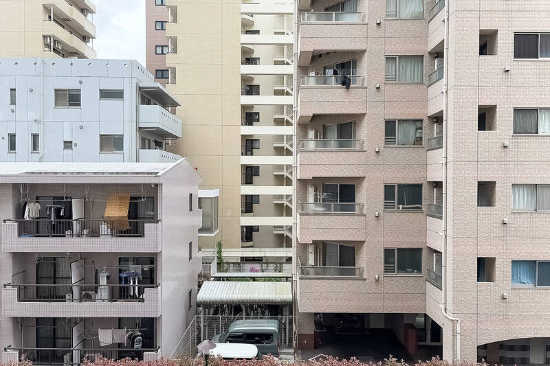 正面には建物が見えますが、距離が取れているため視線はさほど気にならない印象です。