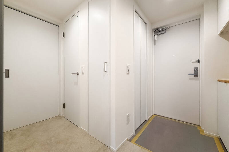 廊下には左手から、洋室B、トイレ、収納の扉が並んでいます。玄関土間左側にある扉を開けると......