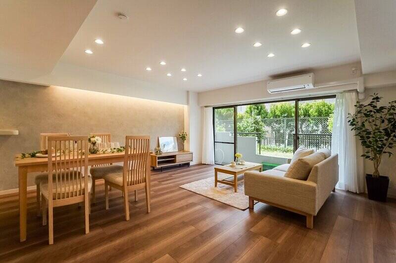 LDKはキラキラのグリーンビュー！ 南西向きのバルコニーの向こうに、日当たりのいい専用庭が広がっています。晴れた日には、自然と家族がみんな集まって来そうなリビングですね♡