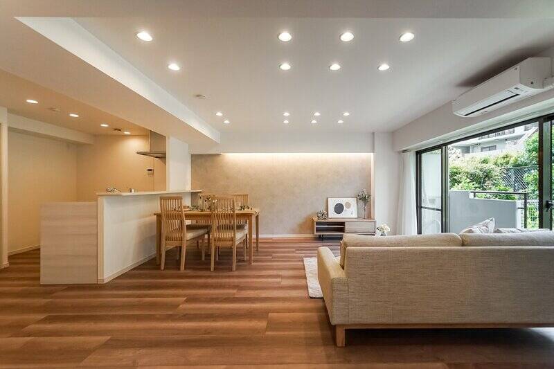 LDKの広さは約17.5帖。アクセントとして、壁にはニュアンスカラーのクロスと間接照明があしらわれています。