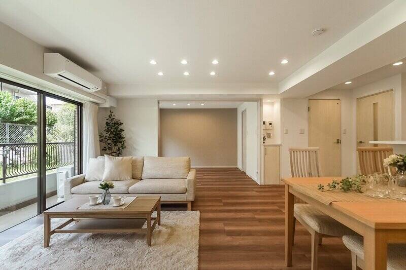 LDKと隣の洋室Aは引き戸で区切られています。写真のように、引き戸を開け放って広々と使うのもいいですね。洋室Aの隣には昔懐かしい電話台のようなカウンターがあり、その隣に水まわりが並んでいます。