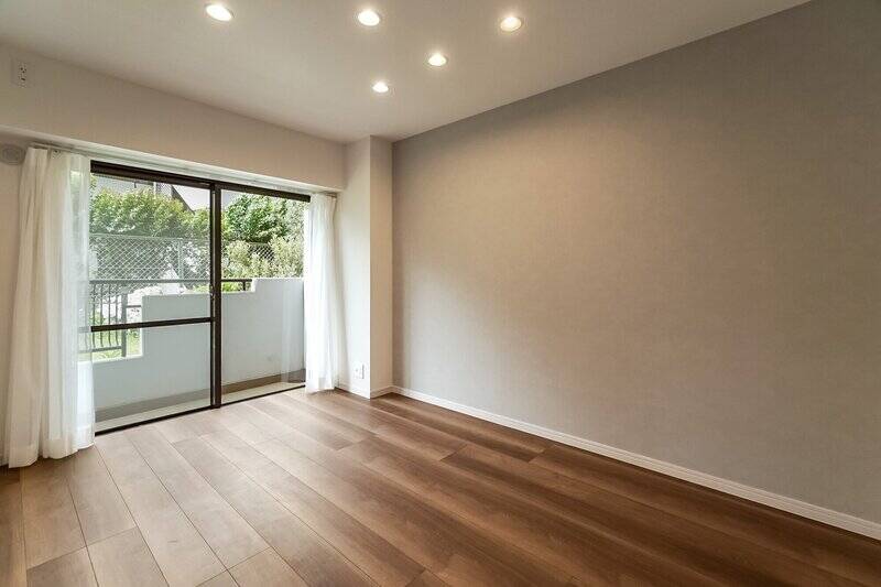 洋室Aは約6帖。きれいな四角形の空間で、ダブルベッドを置いてもまだスペースに余裕ができそう。大きめの観葉植物やドレッサーデスクなんかを配置するのも素敵です。