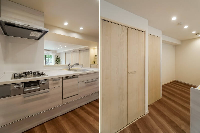 <b>左・</b>食洗機完備の対面型キッチン。家族とコミュニケーションを取りながら手を動かせてGOODですね。／<b>右・</b>冷蔵庫＆食器棚を設置すると考えると、バックスペースはややタイトかも。その代わり、造り付けの物入れ（中央）が備わっています。左手前にあるのは洗濯機置き場です。