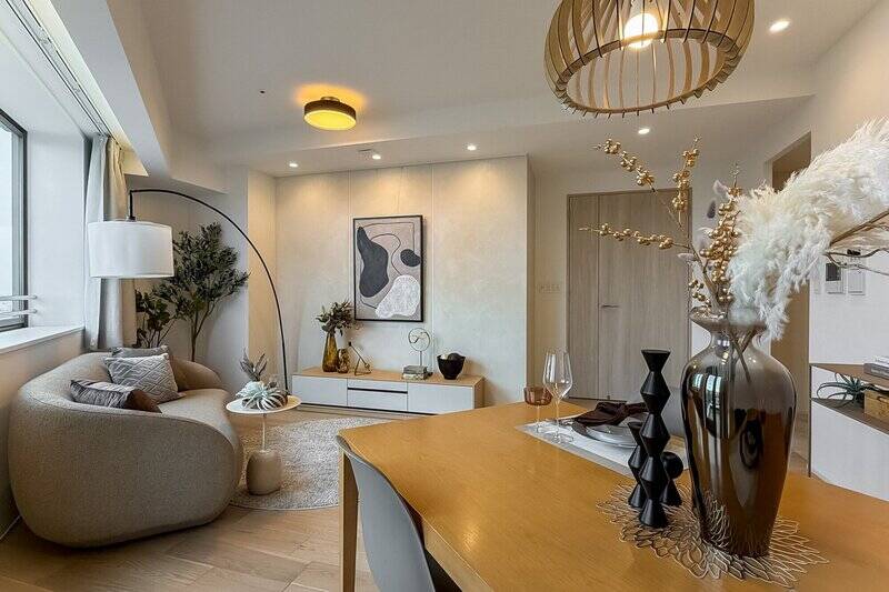 LDKの入り口近くには、壁面を彩るピクチャーレールを配置。お気に入りのポスターや絵画を飾って、自分らしいエッセンスを空間に取り入れられますよ。