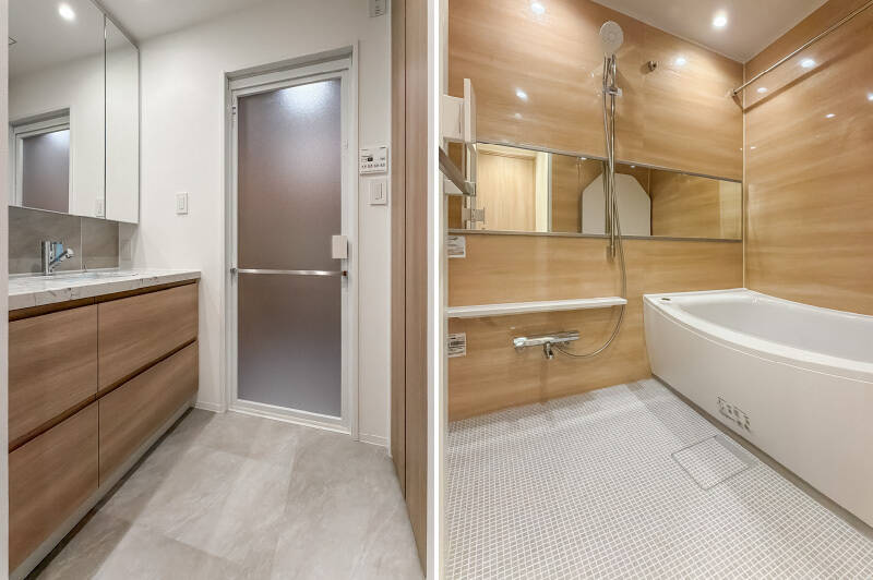 <b>左・</b>ワイドスパンのオーダー洗面台。壁面にタイルを使用し、上品な印象に仕上げました。洗面台の左手には洗濯機置き場があります。／<b>右・</b>1418サイズのユニットバス。浴室乾燥機付きです。