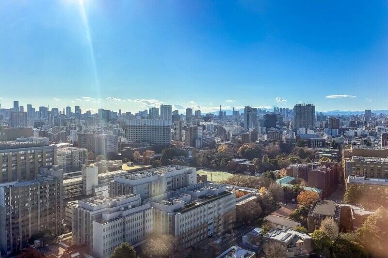 視界を遮るもののない爽快ビューの先には、「東京ドーム」や「NTTドコモ代々木ビル」などの都心のランドマークが！ この開放感こそ、地上31階に住まうことの醍醐味ですよね。 