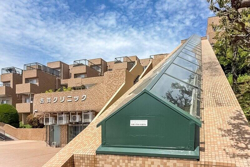 2階には内科・小児科・放射線科のクリニックが入っています。緑の三角屋根の内部は斜行エレベーターに。