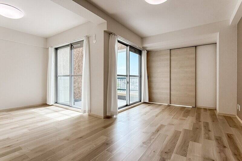 内装はナチュラルテイストで落ち着いた印象。隣接する洋室Aの引き戸を開けると……