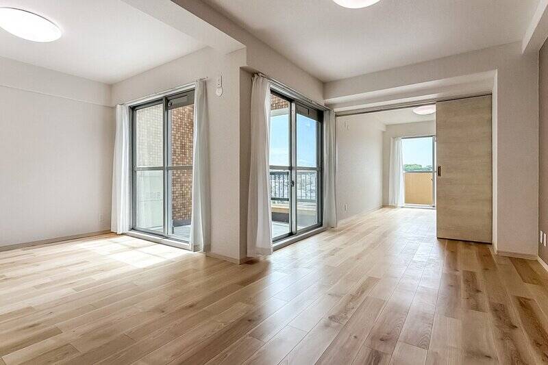 ドーンと<b>約23.8帖</b>に！ 空間が伸びやかに広がり開放感が高まります。日当たりも良好です◎