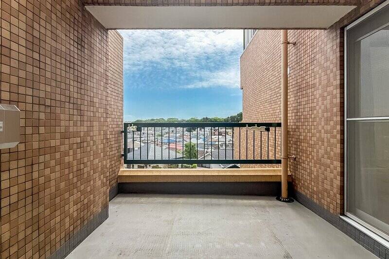 <p>正方形でゆったりとしたルーフバルコニー。チェアを置いて本を読んだり、観葉植物で彩ったりと、外で過ごす時間が増えそうです。</p>