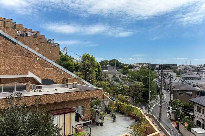 視線を左手に向けると、凹凸あるマンションのフォルムがよくわかります。