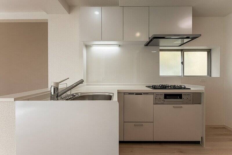 キッチンは、3口ガスコンロと食洗機を完備。上下に収納があり、調理スペースも広く確保されています。コンロ側に窓があり、換気ができるのもうれしいポイント！