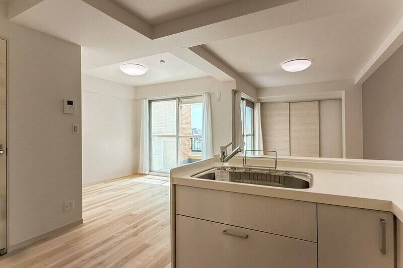 キッチンに立ちながら、リビングダイニングで遊ぶお子さまを見守ることができますよ。左手にあるドアの先は、洗面室につながっています。