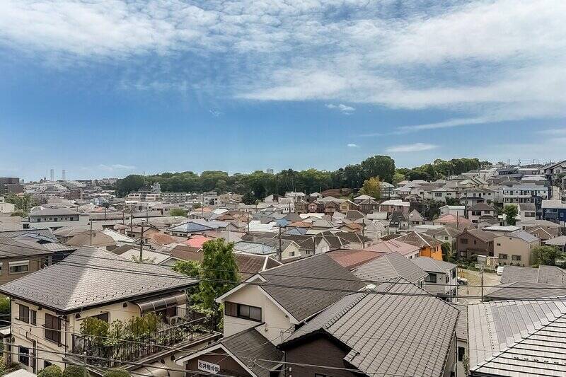 開放感のある眺め。周囲には背の高い建物がなく、遠くまで景色を見渡せます。