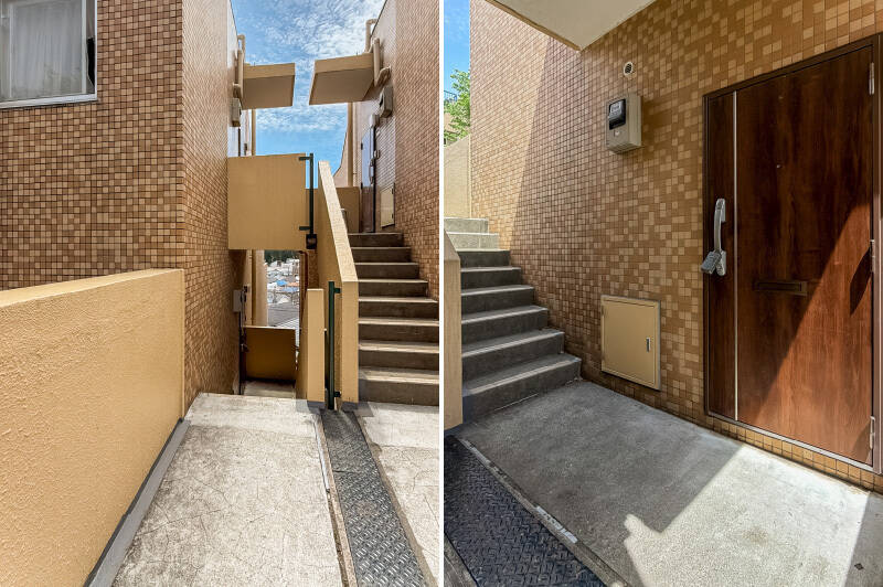 階段を下り住戸に到着。玄関ドアは珍しい木目調です。