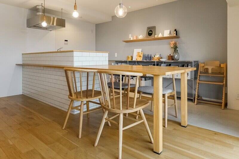 キッチンからのびる、造作のカウンターが目を惹きます。テーブル部分は椅子4脚を配置できる大きさです。