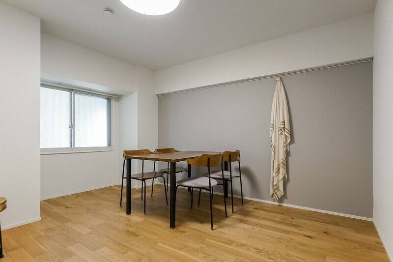 ダブルベッド+デスクを設置しても余裕のある広さ。収納はWICを配置しています。